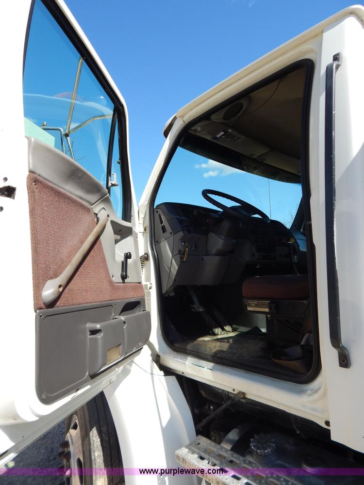 image for item G3138 1999 Sterling 9513 semi truck