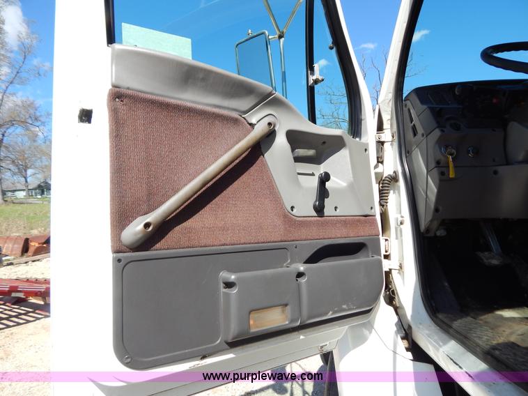 image for item G3138 1999 Sterling 9513 semi truck