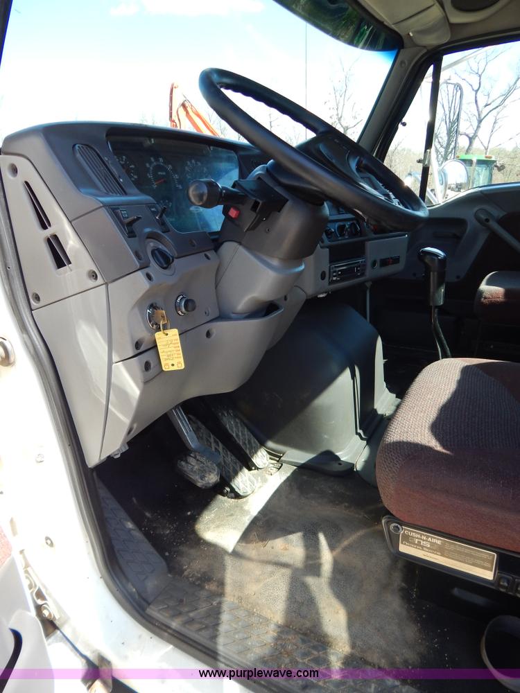 image for item G3138 1999 Sterling 9513 semi truck