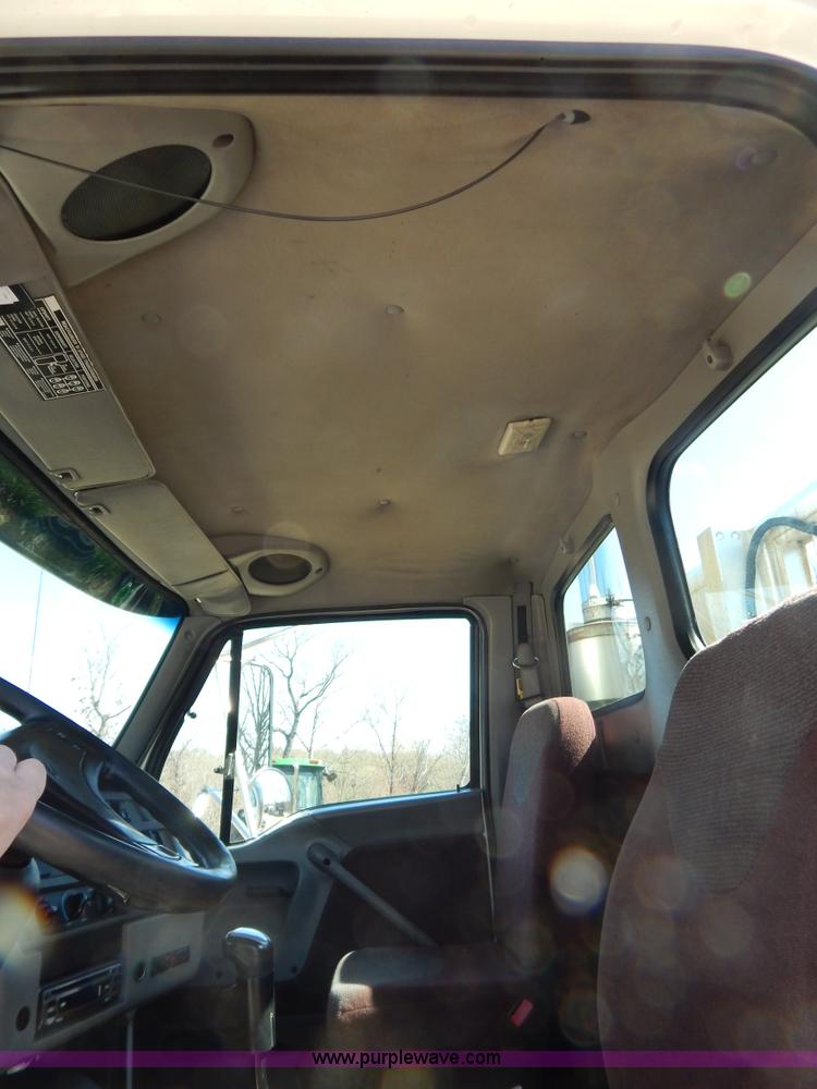 image for item G3138 1999 Sterling 9513 semi truck