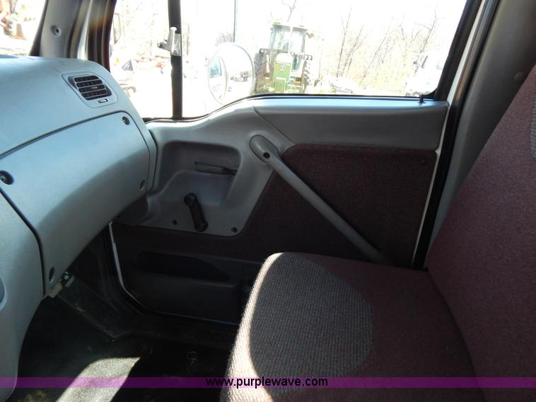 image for item G3138 1999 Sterling 9513 semi truck