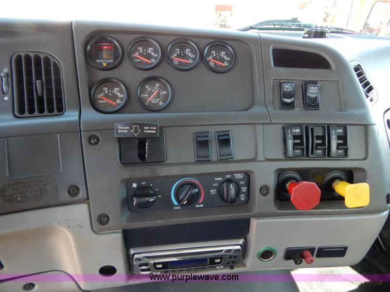 image for item G3138 1999 Sterling 9513 semi truck