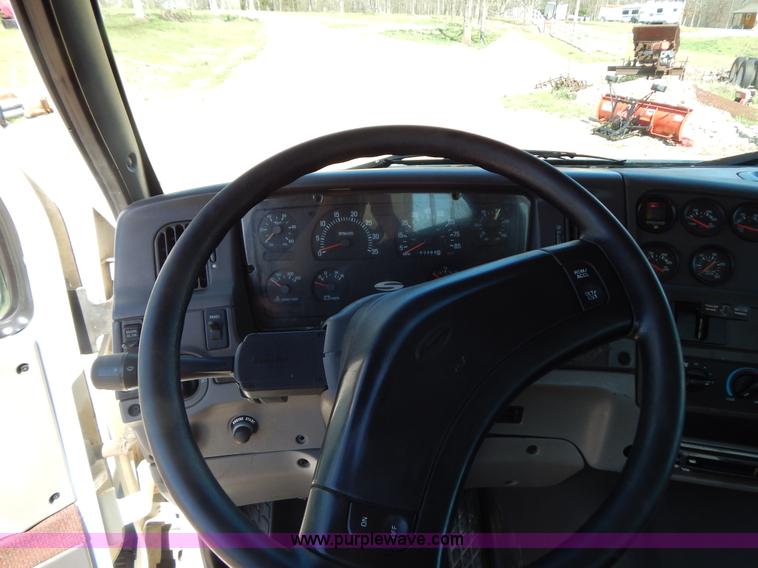image for item G3138 1999 Sterling 9513 semi truck