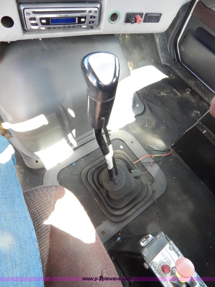 image for item G3138 1999 Sterling 9513 semi truck