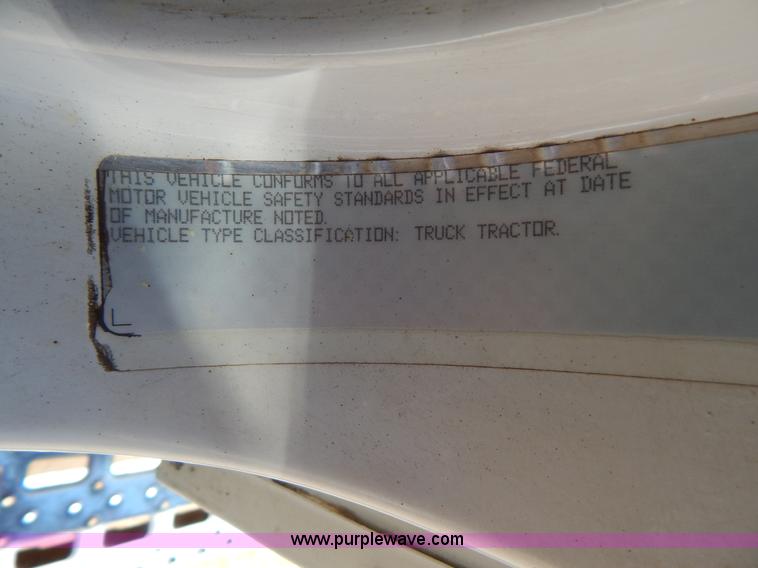 image for item G3138 1999 Sterling 9513 semi truck