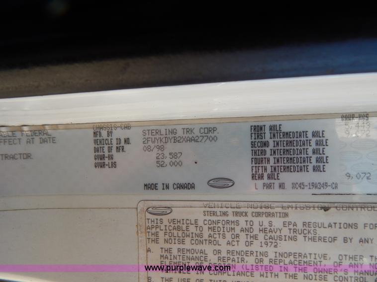 image for item G3138 1999 Sterling 9513 semi truck