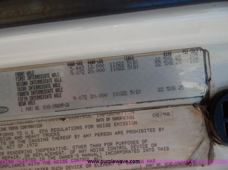 image for item G3138 1999 Sterling 9513 semi truck