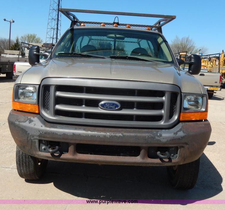 image for item G5397 2001 Ford F550 XL flatbed truck