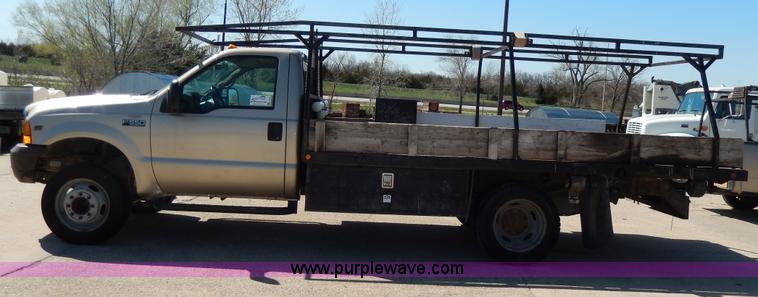 image for item G5397 2001 Ford F550 XL flatbed truck