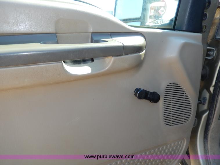 image for item G5397 2001 Ford F550 XL flatbed truck