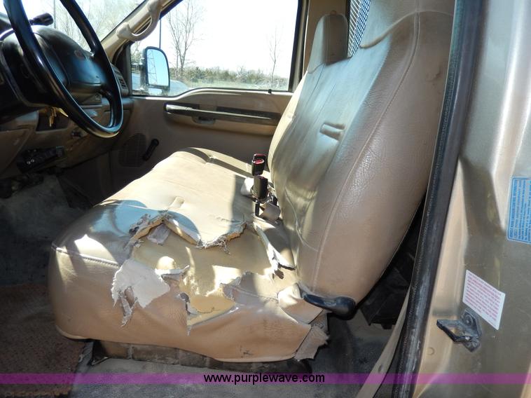 image for item G5397 2001 Ford F550 XL flatbed truck