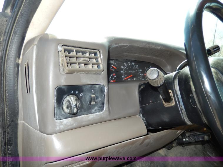 image for item G5397 2001 Ford F550 XL flatbed truck