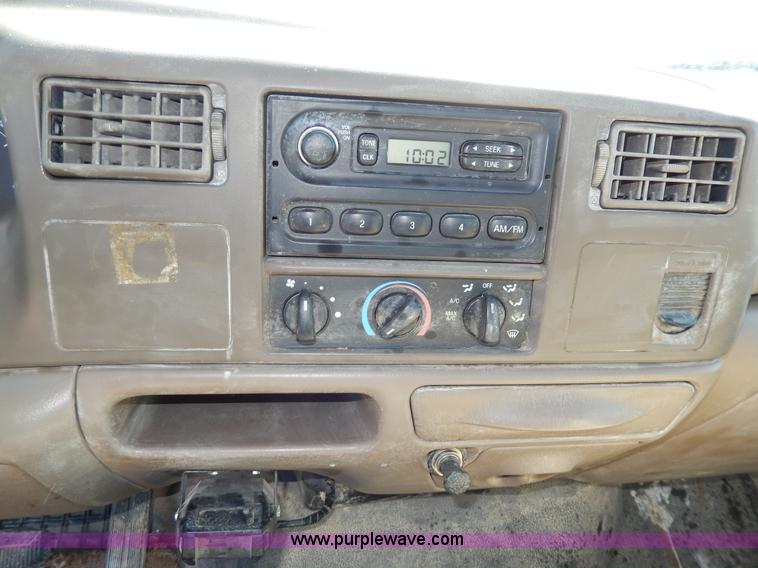 image for item G5397 2001 Ford F550 XL flatbed truck