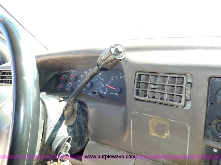 image for item G5397 2001 Ford F550 XL flatbed truck