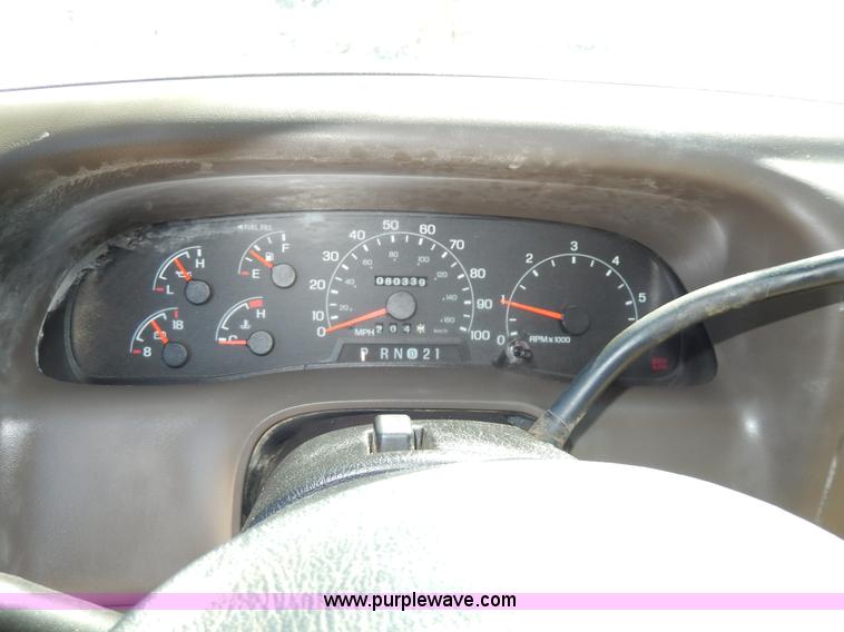 image for item G5397 2001 Ford F550 XL flatbed truck