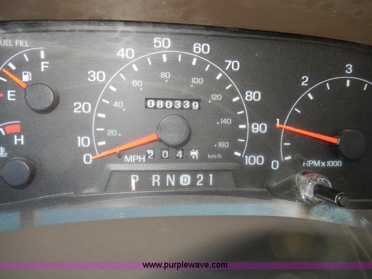 image for item G5397 2001 Ford F550 XL flatbed truck