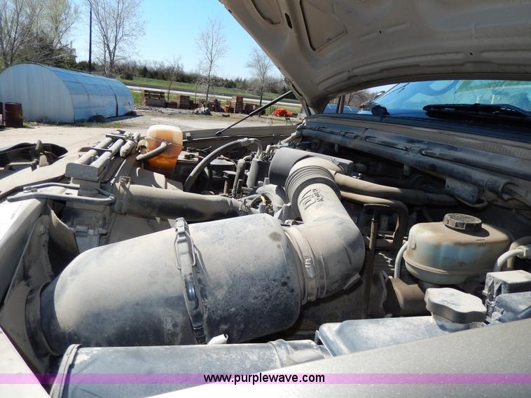 image for item G5397 2001 Ford F550 XL flatbed truck