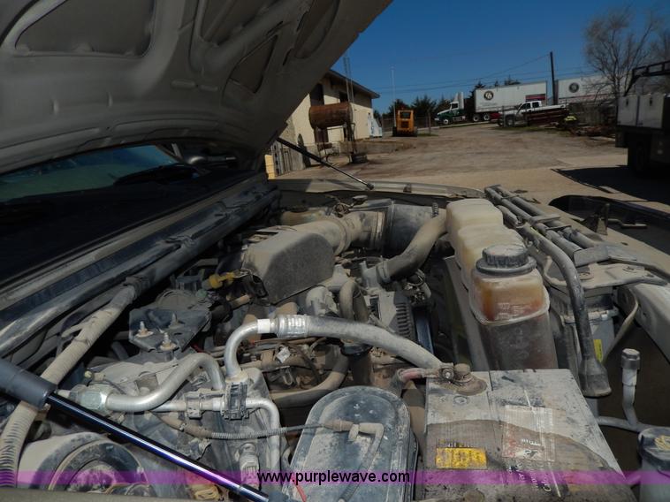 image for item G5397 2001 Ford F550 XL flatbed truck