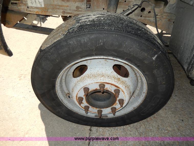 image for item G5397 2001 Ford F550 XL flatbed truck