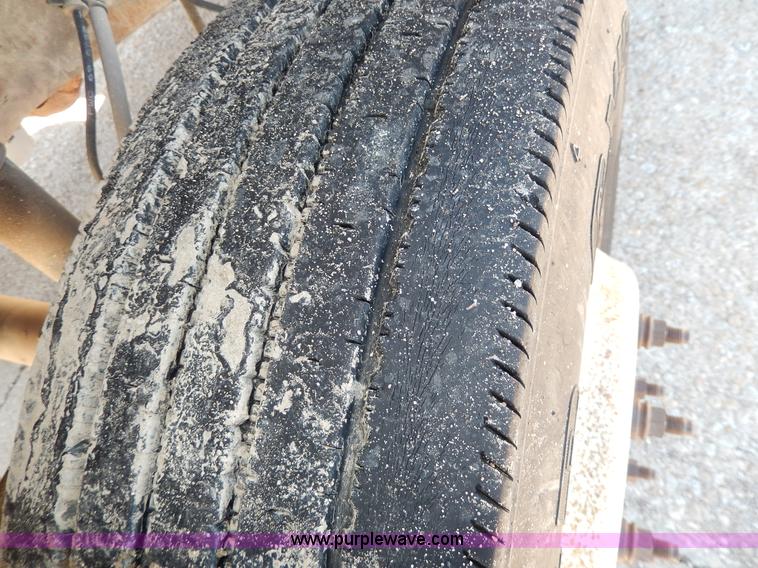 image for item G5397 2001 Ford F550 XL flatbed truck