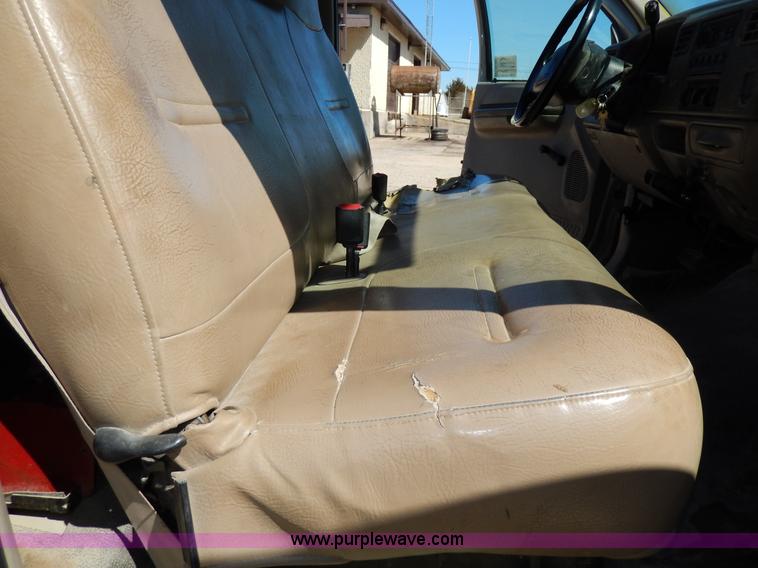 image for item G5397 2001 Ford F550 XL flatbed truck