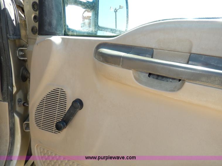 image for item G5397 2001 Ford F550 XL flatbed truck