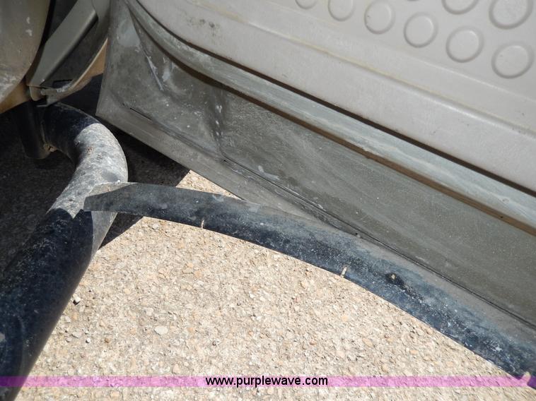 image for item G5397 2001 Ford F550 XL flatbed truck