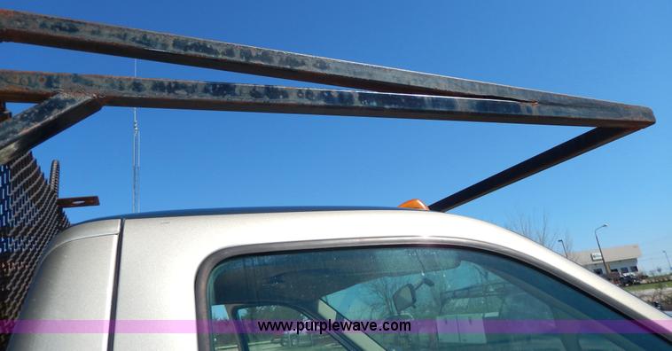 image for item G5397 2001 Ford F550 XL flatbed truck