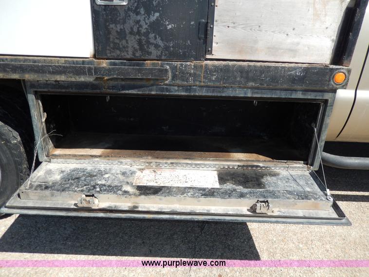 image for item G5397 2001 Ford F550 XL flatbed truck