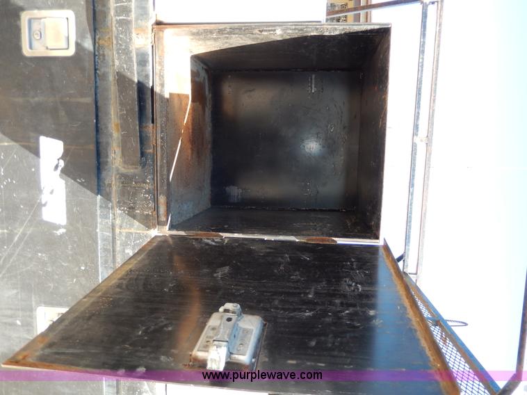 image for item G5397 2001 Ford F550 XL flatbed truck