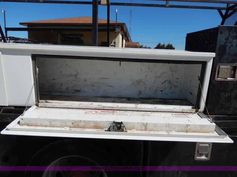 image for item G5397 2001 Ford F550 XL flatbed truck