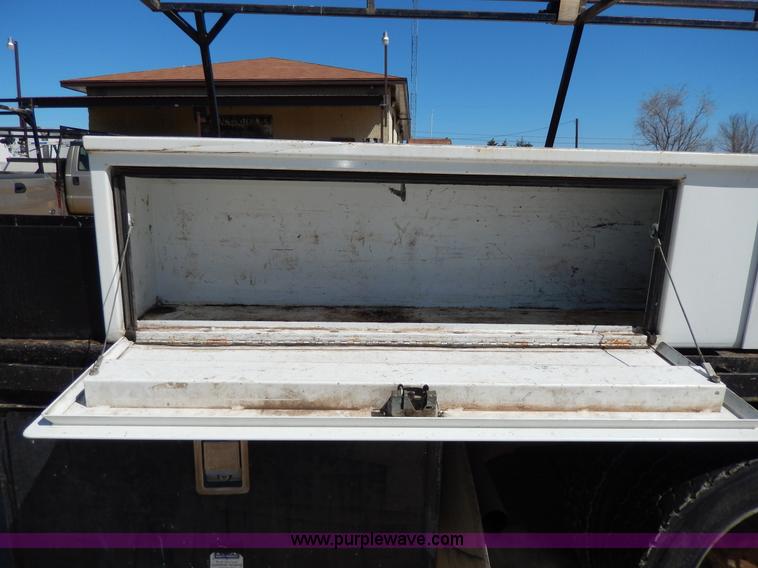 image for item G5397 2001 Ford F550 XL flatbed truck