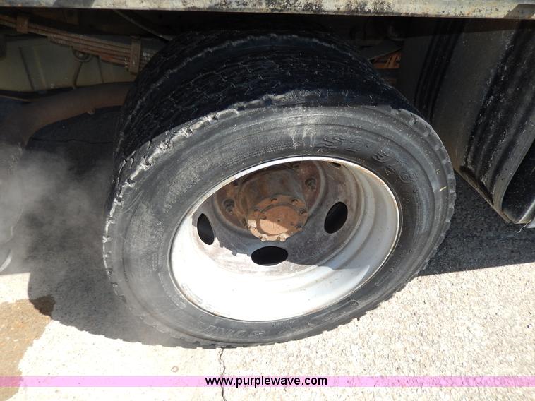 image for item G5397 2001 Ford F550 XL flatbed truck