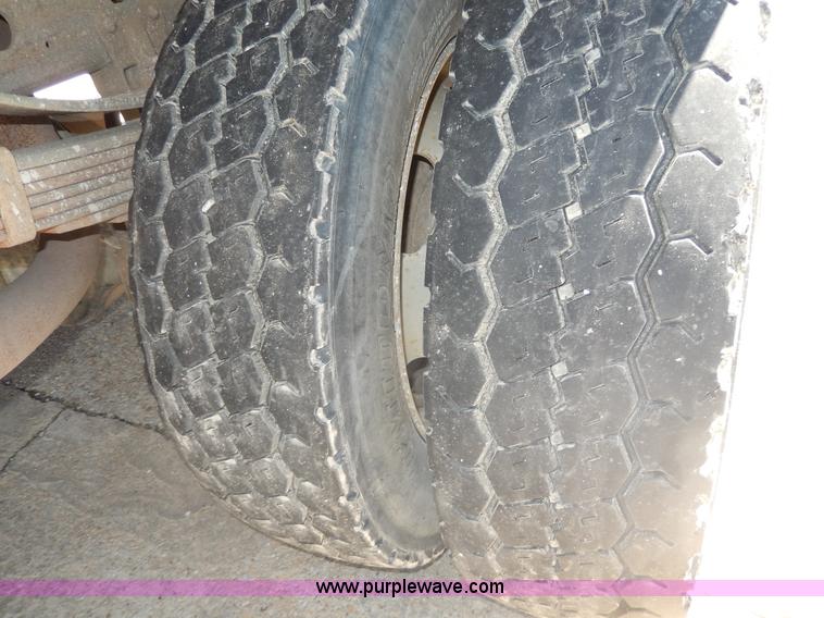 image for item G5397 2001 Ford F550 XL flatbed truck