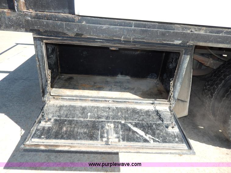 image for item G5397 2001 Ford F550 XL flatbed truck