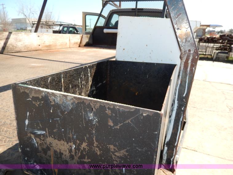 image for item G5397 2001 Ford F550 XL flatbed truck