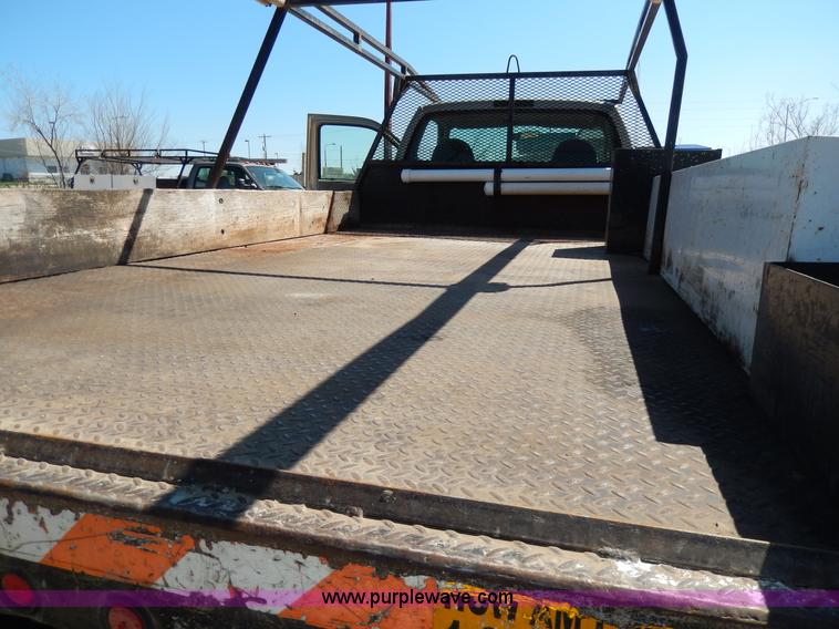 image for item G5397 2001 Ford F550 XL flatbed truck