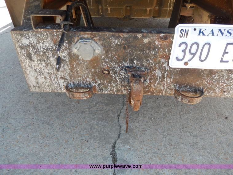 image for item G5397 2001 Ford F550 XL flatbed truck