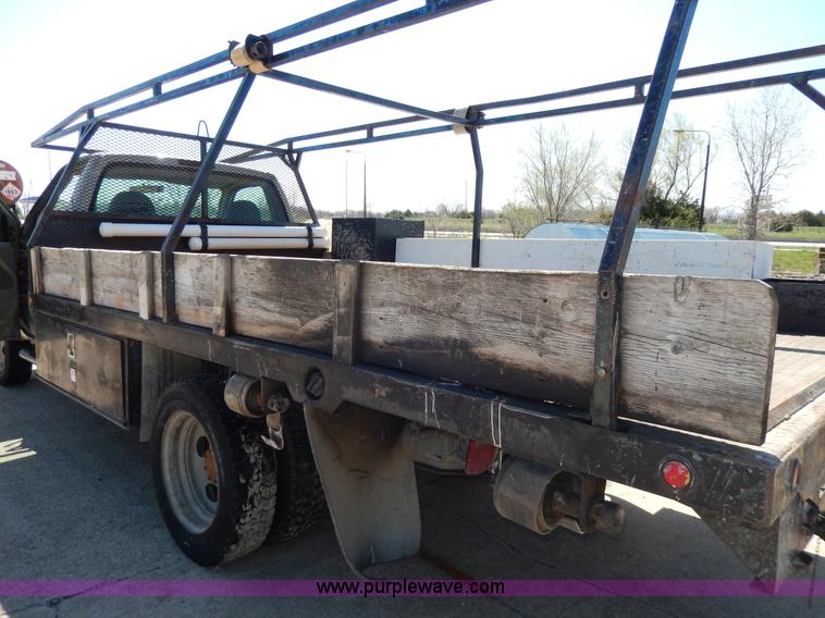 image for item G5397 2001 Ford F550 XL flatbed truck