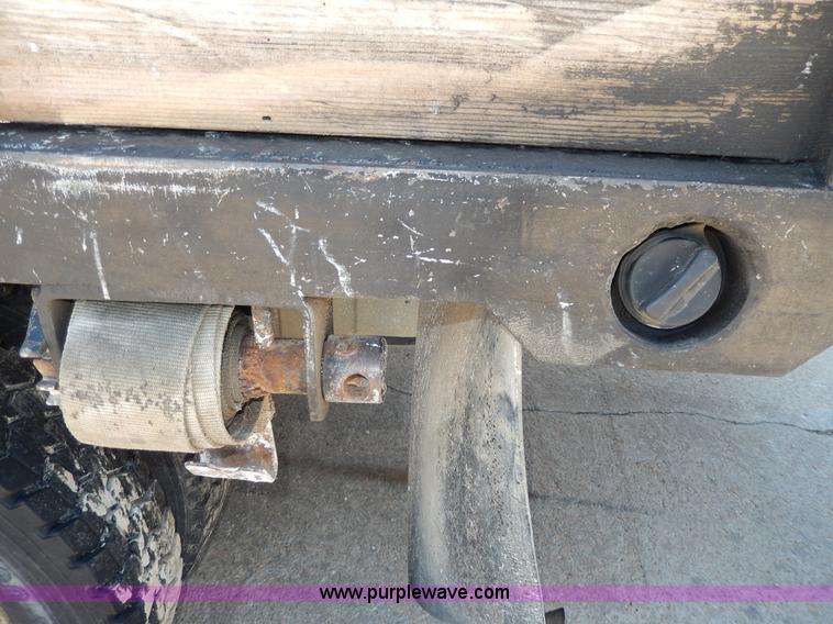 image for item G5397 2001 Ford F550 XL flatbed truck