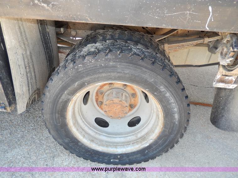 image for item G5397 2001 Ford F550 XL flatbed truck