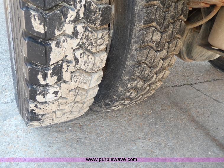 image for item G5397 2001 Ford F550 XL flatbed truck