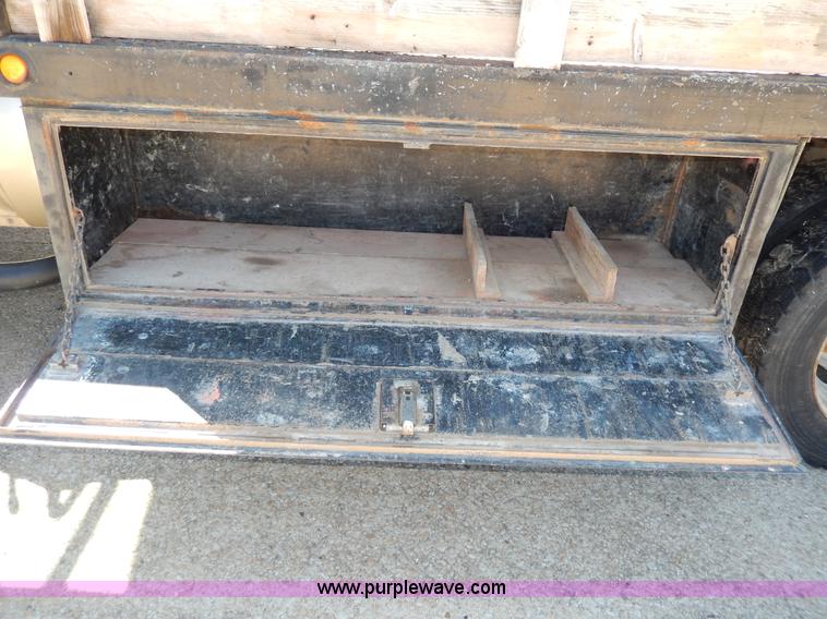 image for item G5397 2001 Ford F550 XL flatbed truck