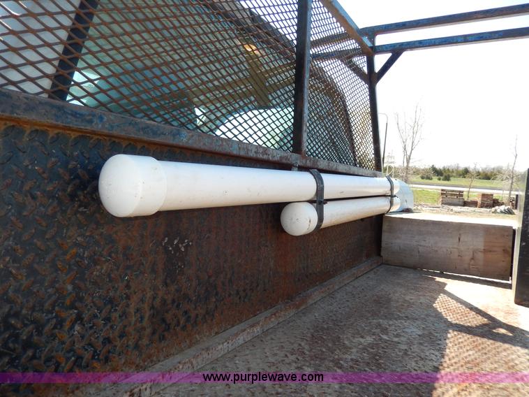 image for item G5397 2001 Ford F550 XL flatbed truck