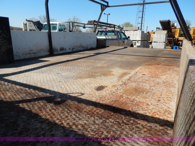 image for item G5397 2001 Ford F550 XL flatbed truck