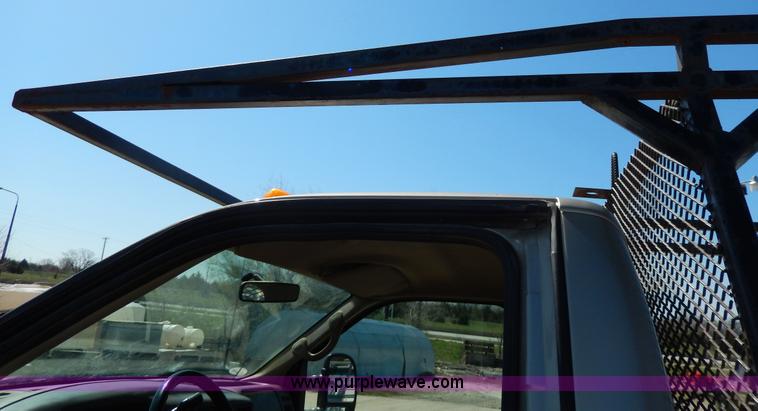 image for item G5397 2001 Ford F550 XL flatbed truck