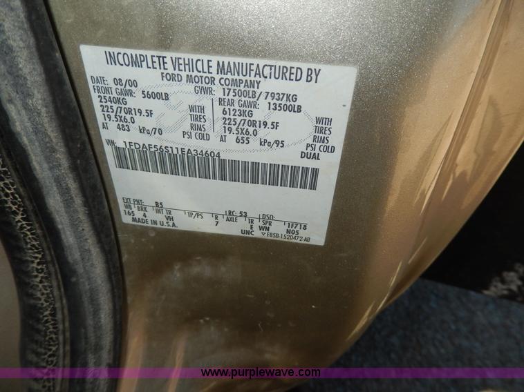 image for item G5397 2001 Ford F550 XL flatbed truck