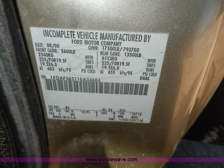 image for item G5397 2001 Ford F550 XL flatbed truck