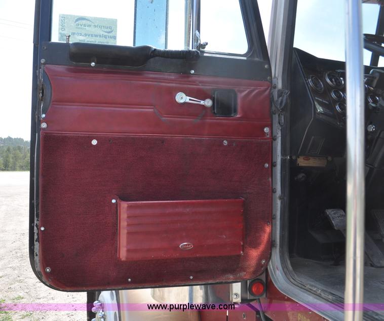 image for item G6021 1996 Peterbilt 379 semi truck