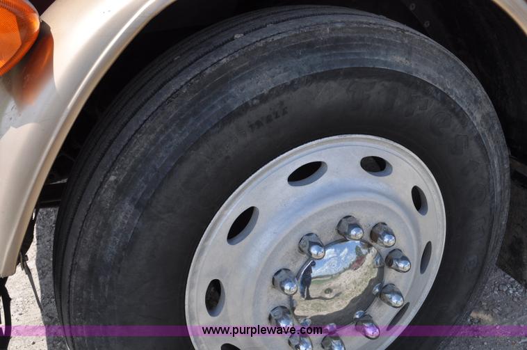 image for item G6021 1996 Peterbilt 379 semi truck